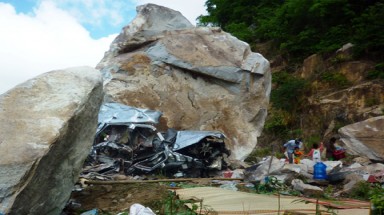  Đá lăn đè ôtô làm 6 người chết tại núi Cấm